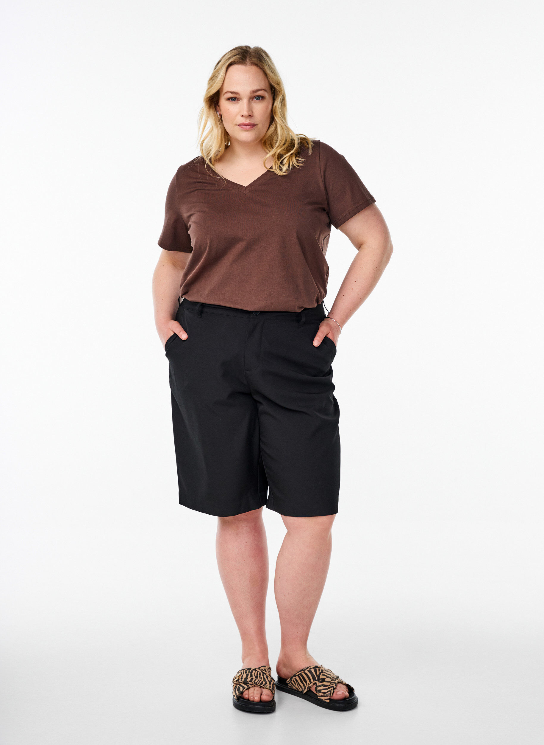 Zizzifashion Basic cotton T-shirt with a V-neck, Brown, Model image number 1