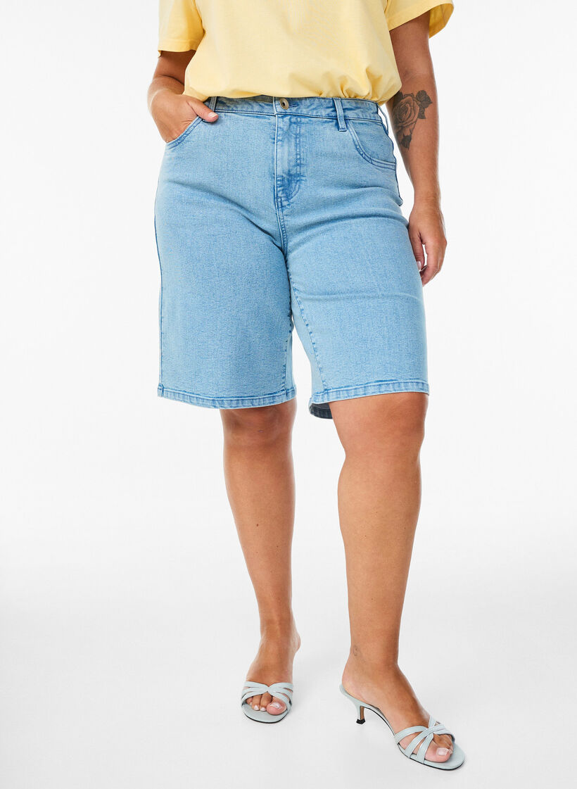 Loose high-waisted denim shorts, Light Blue, Model image number 3