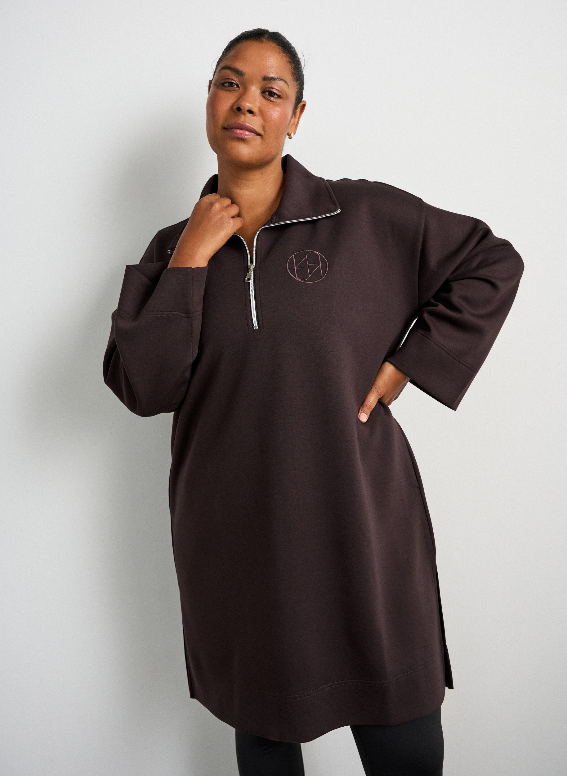 Sporty sweatshirt dress with a high collar and zip, Brown, Model
