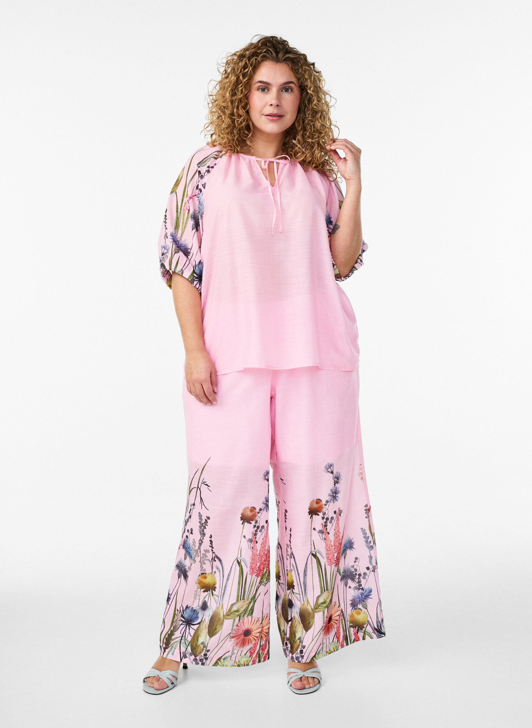 Trousers with floral print and wide legs, Pink, Model
