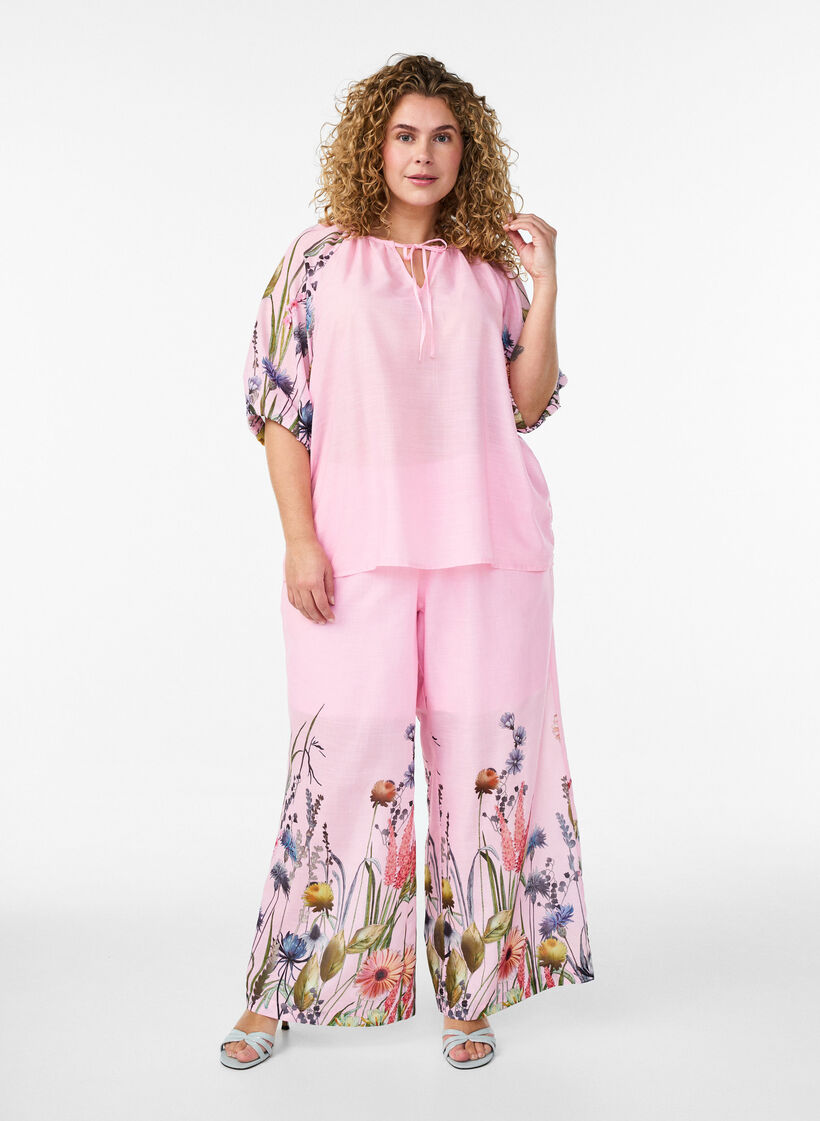 Trousers with floral print and wide legs, Pink, Model
