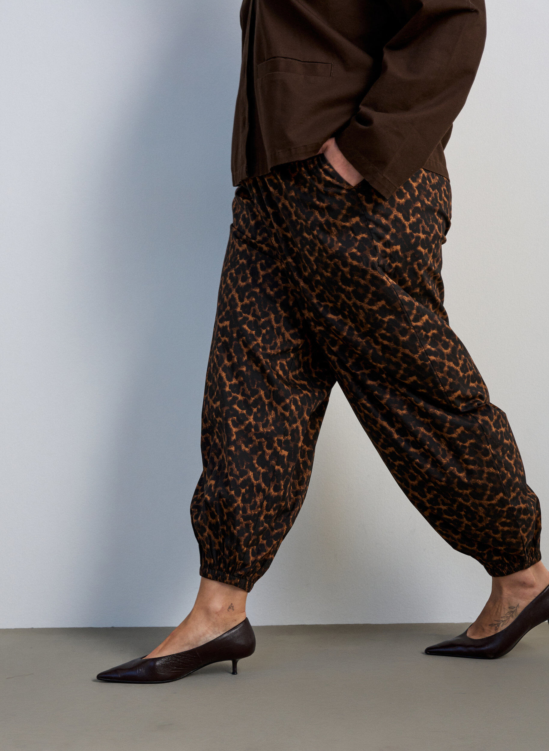 ZizzifashionBalloon trousers with a high waist and all-over pattern, Brown, Model image number 2