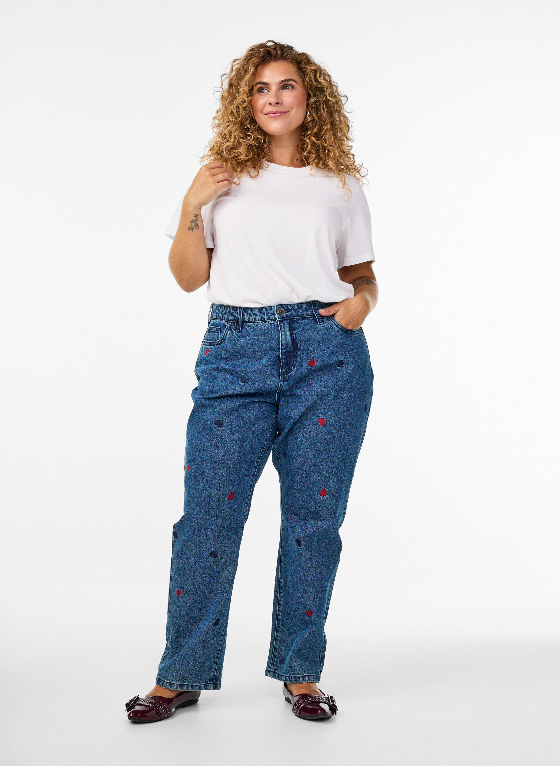 High-waisted Gemma jeans with embroidered details, Blue, Model