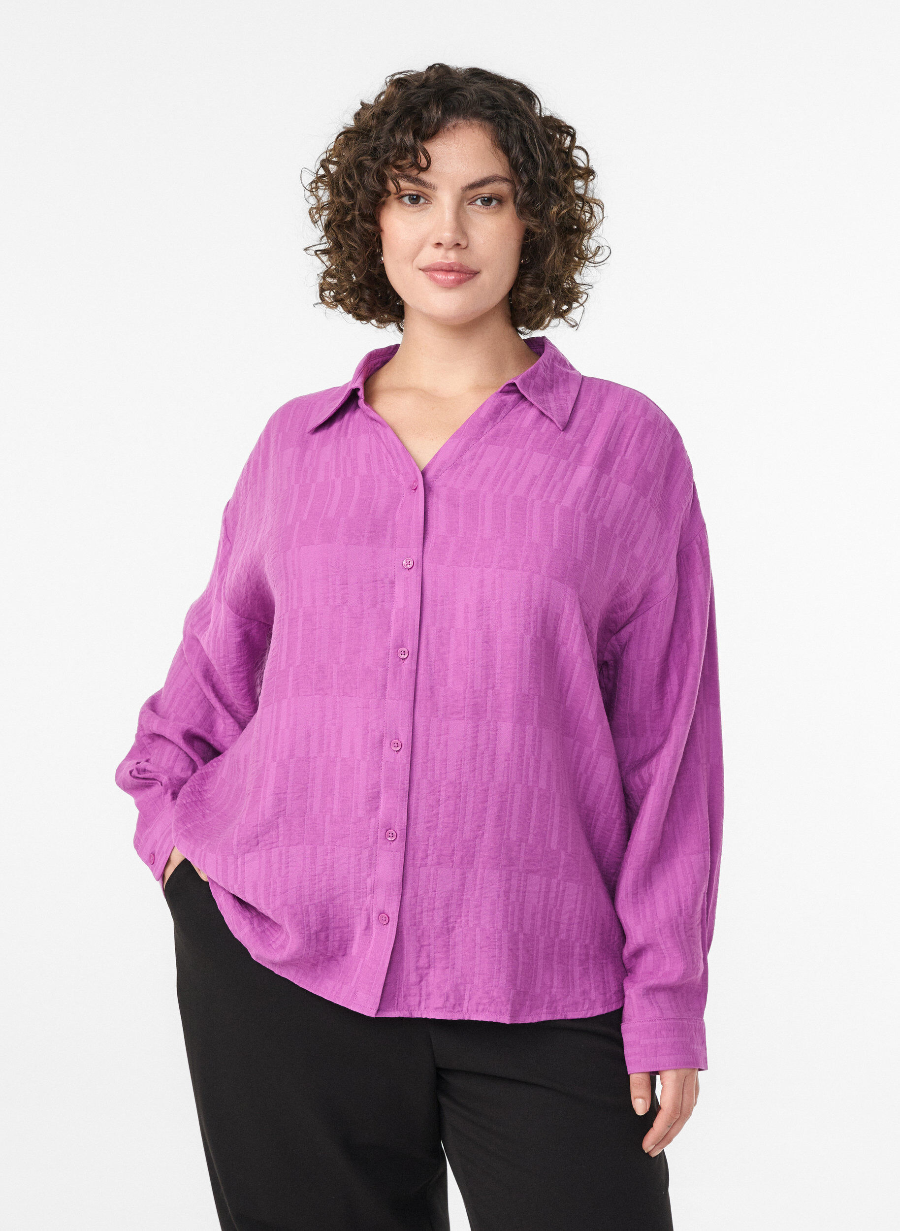 Loose shirt with texture and a V-neck, Purple, Model