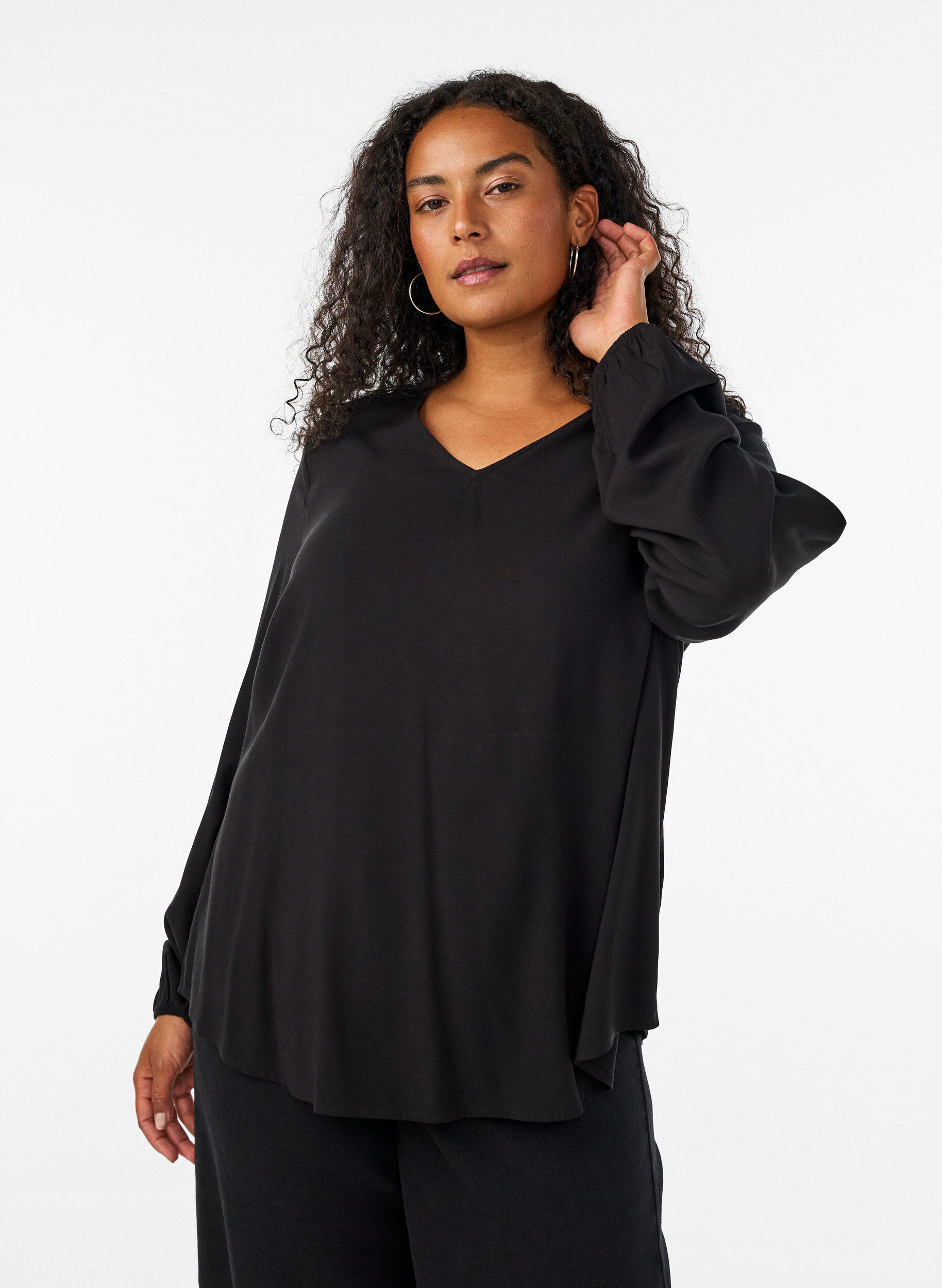 Viscose blouse with a V-neck and long sleeves, Black, Model