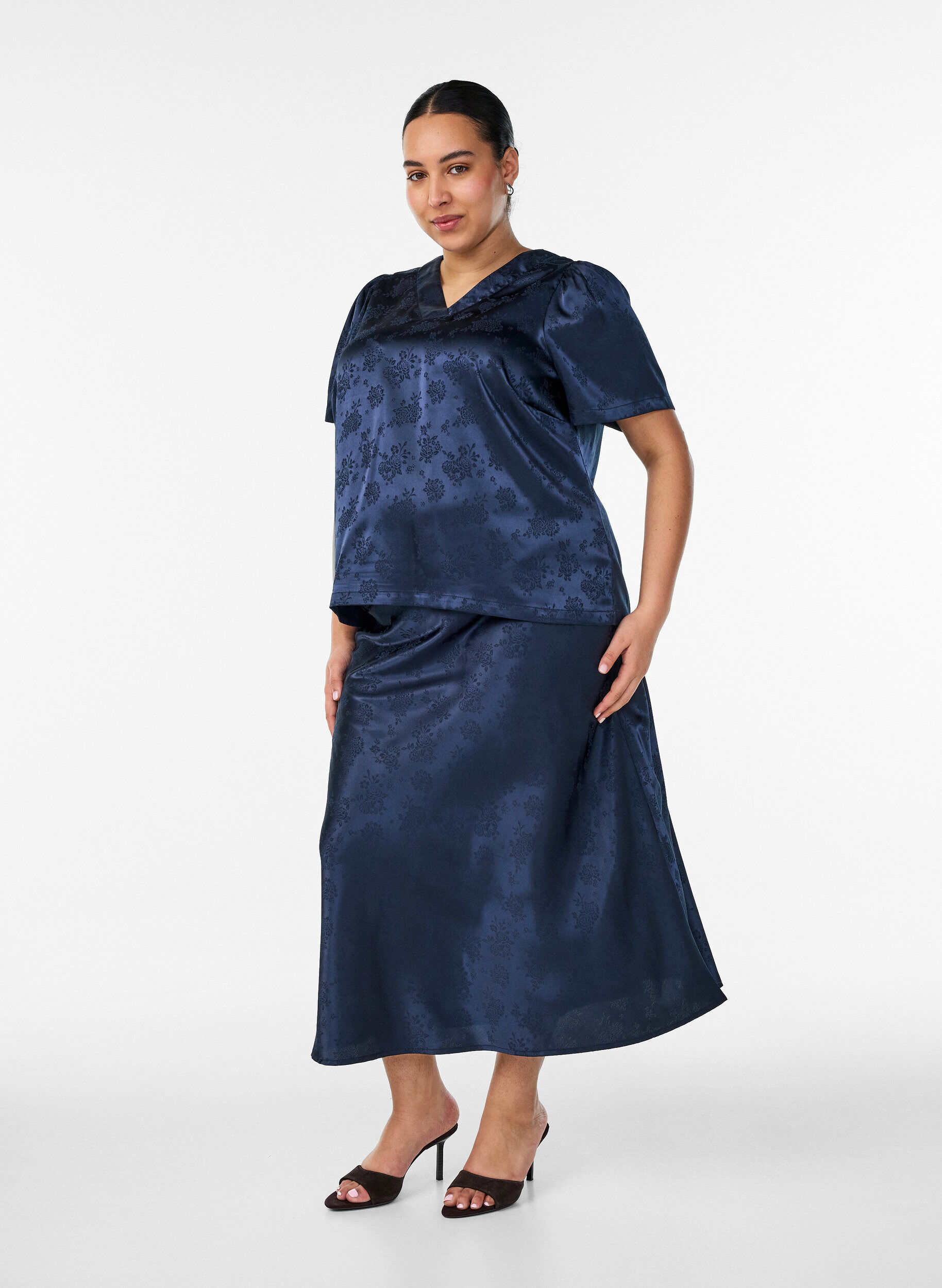 Satin skirt with a tonal floral pattern, Blue, Model