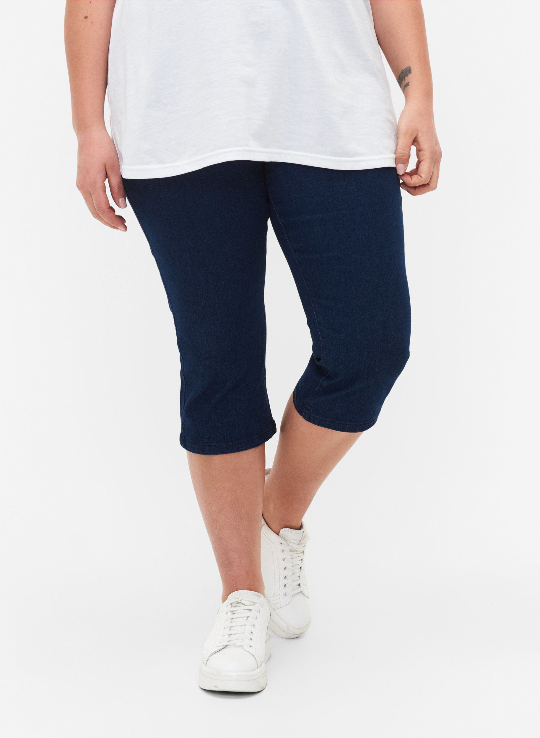 Zizzifashion FLASH - High waisted denim capri trousers with slim fit, Blue, Model image number 2