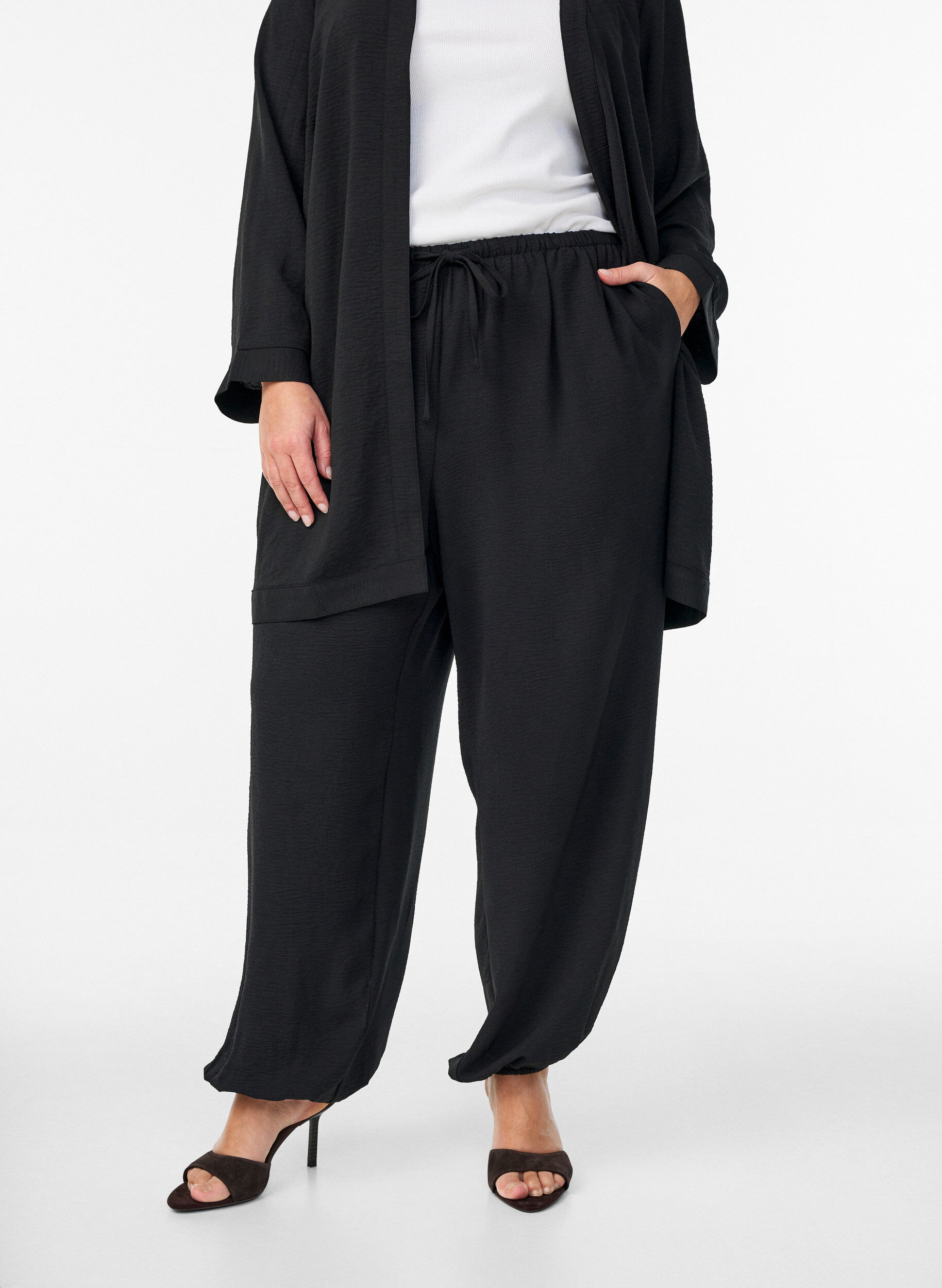 Zizzifashion High-waisted balloon trousers, Black, Model image number 2