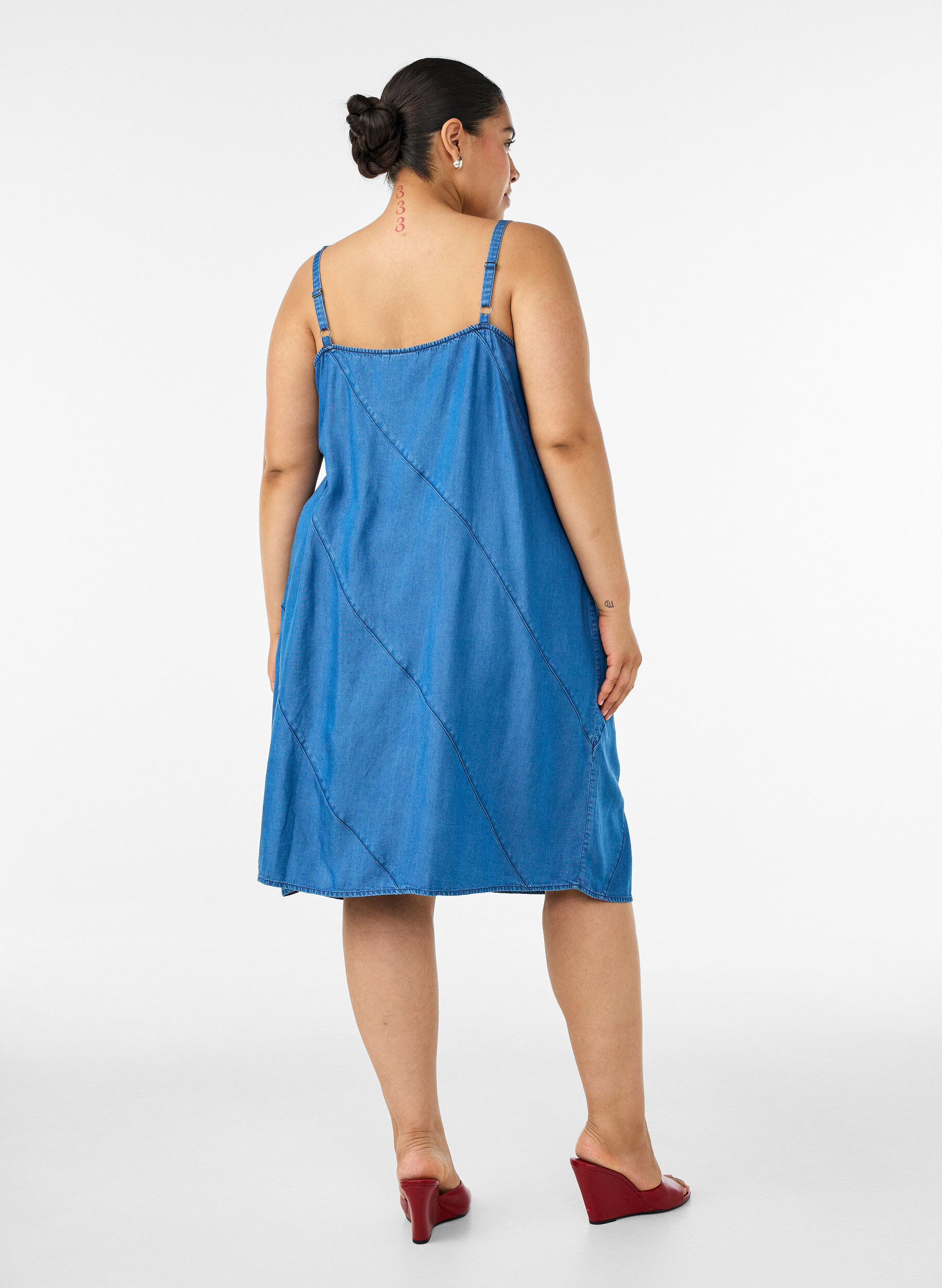 Zizzifashion Denim-look dress in TENCEL&trade; Lyocell with straps, Blue, Model image number 2
