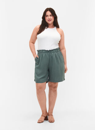 Loose shorts in viscose, Balsam Green, Model image number 3