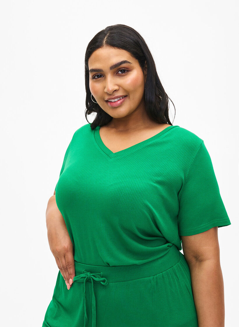 Ribbed T-shirt with LENZING™ ECOVERO™ Viscose, Jolly Green, Model image number 0