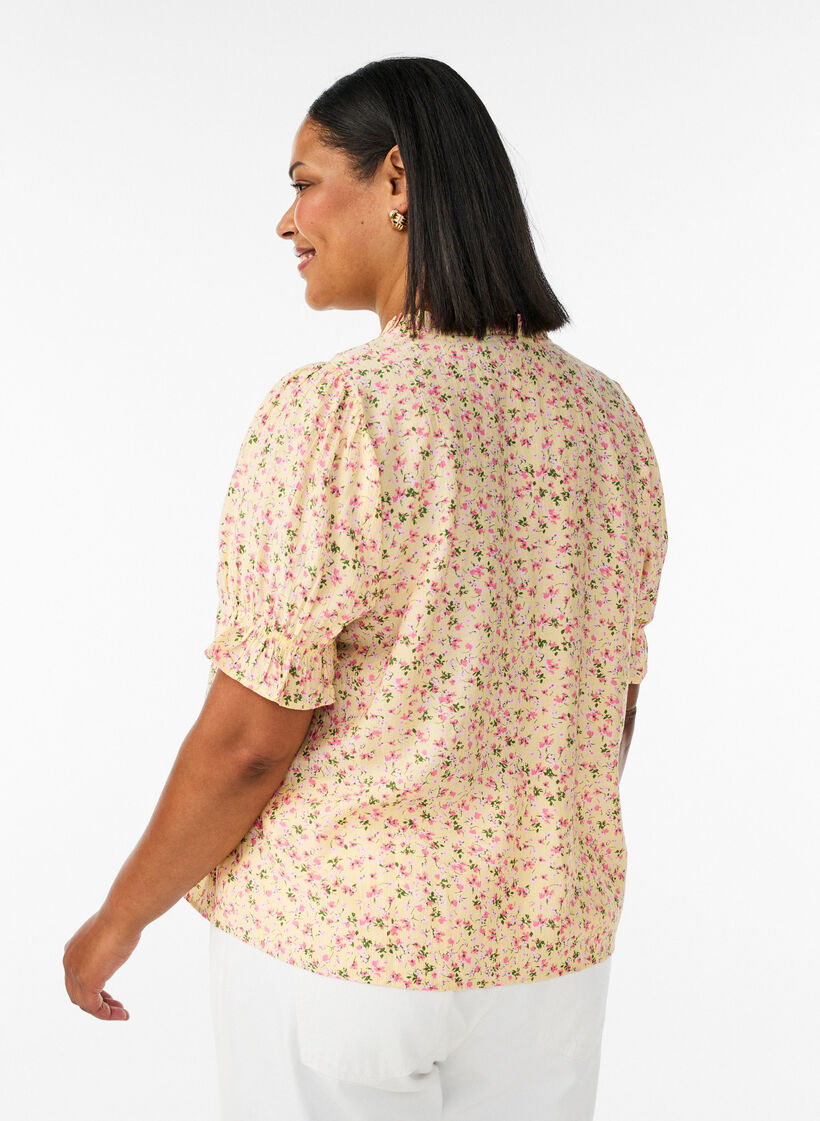 Floral viscose blouse with short sleeves and a ruffle collar, Yellow, Model image number 2