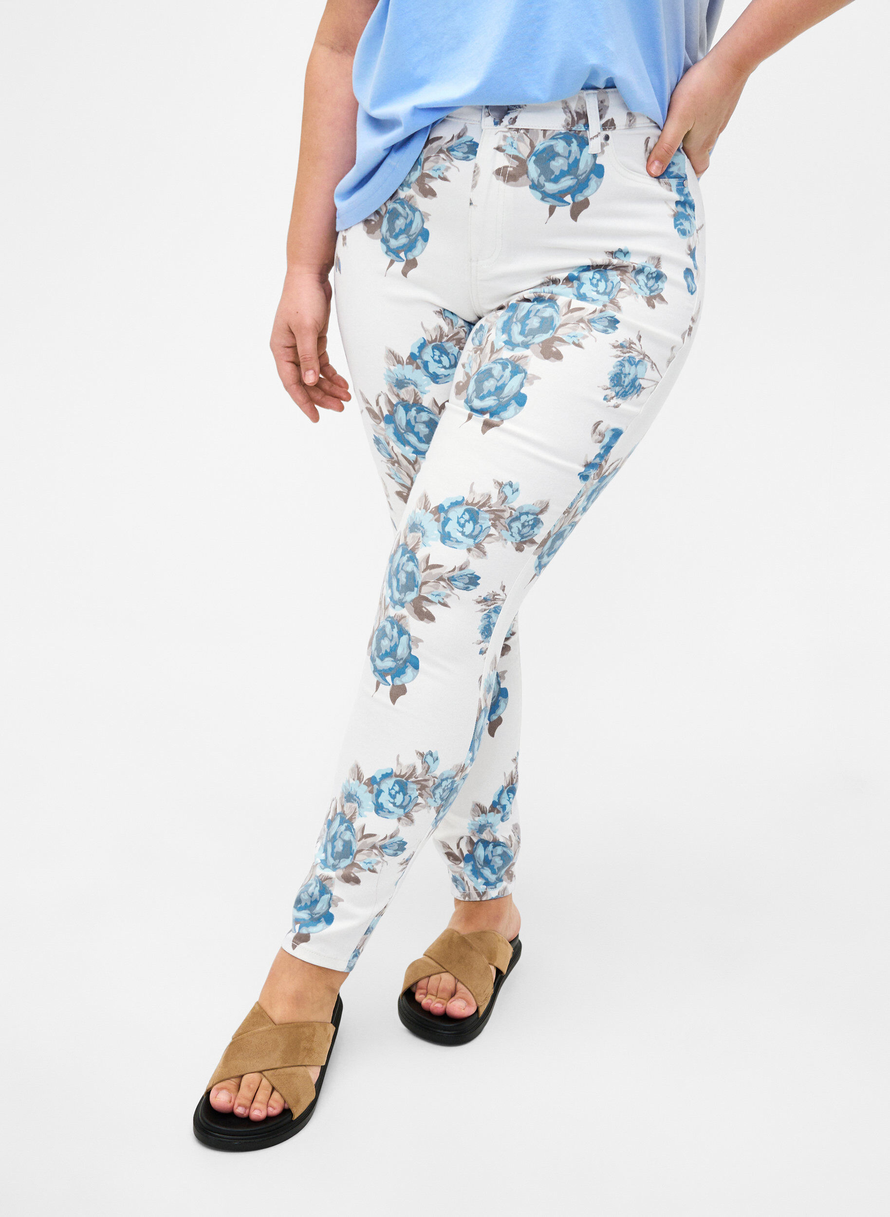 Zizzifashion Super slim Amy jeans with a floral print, White, Model image number 2