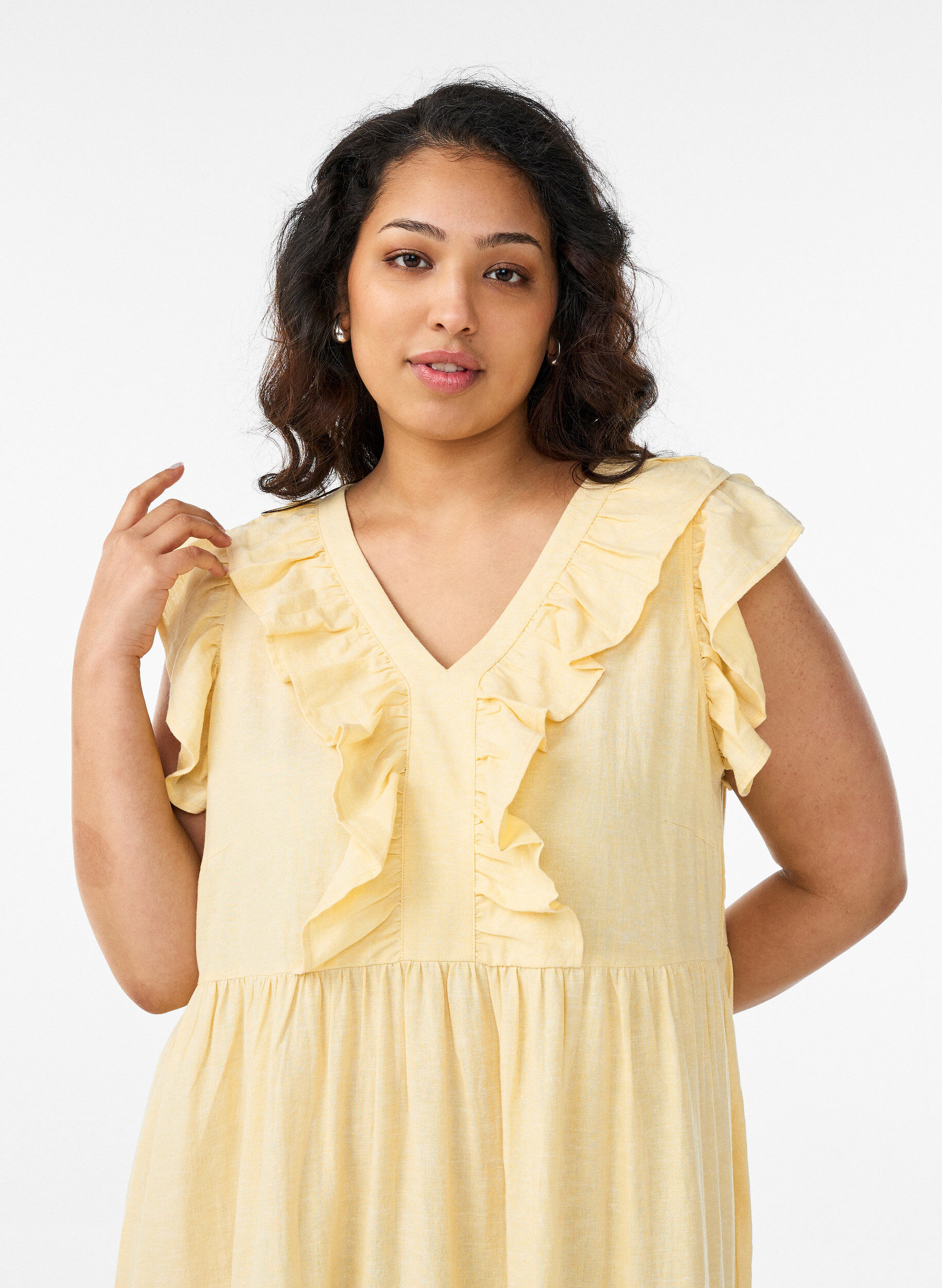 Zizzifashion Sleeveless midi dress in linen and viscose with ruffles, Yellow, Model image number 2