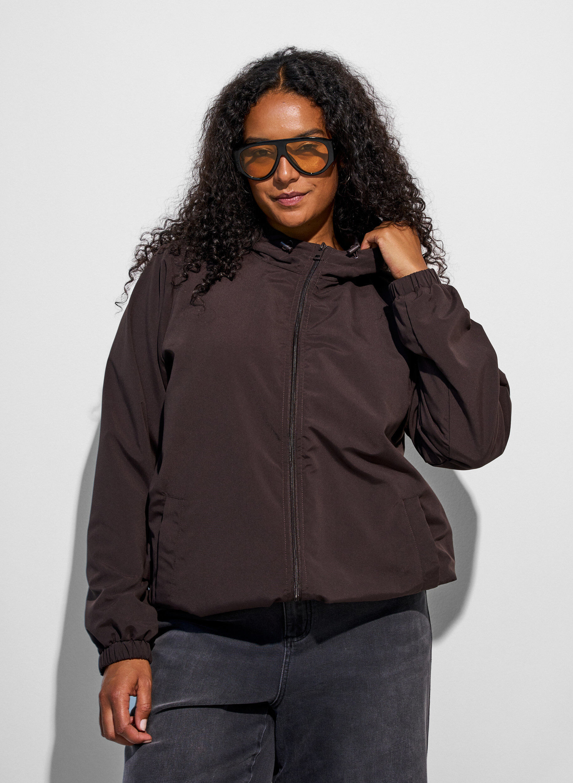 Lightweight jacket with a hood and zipper, Brown, Model