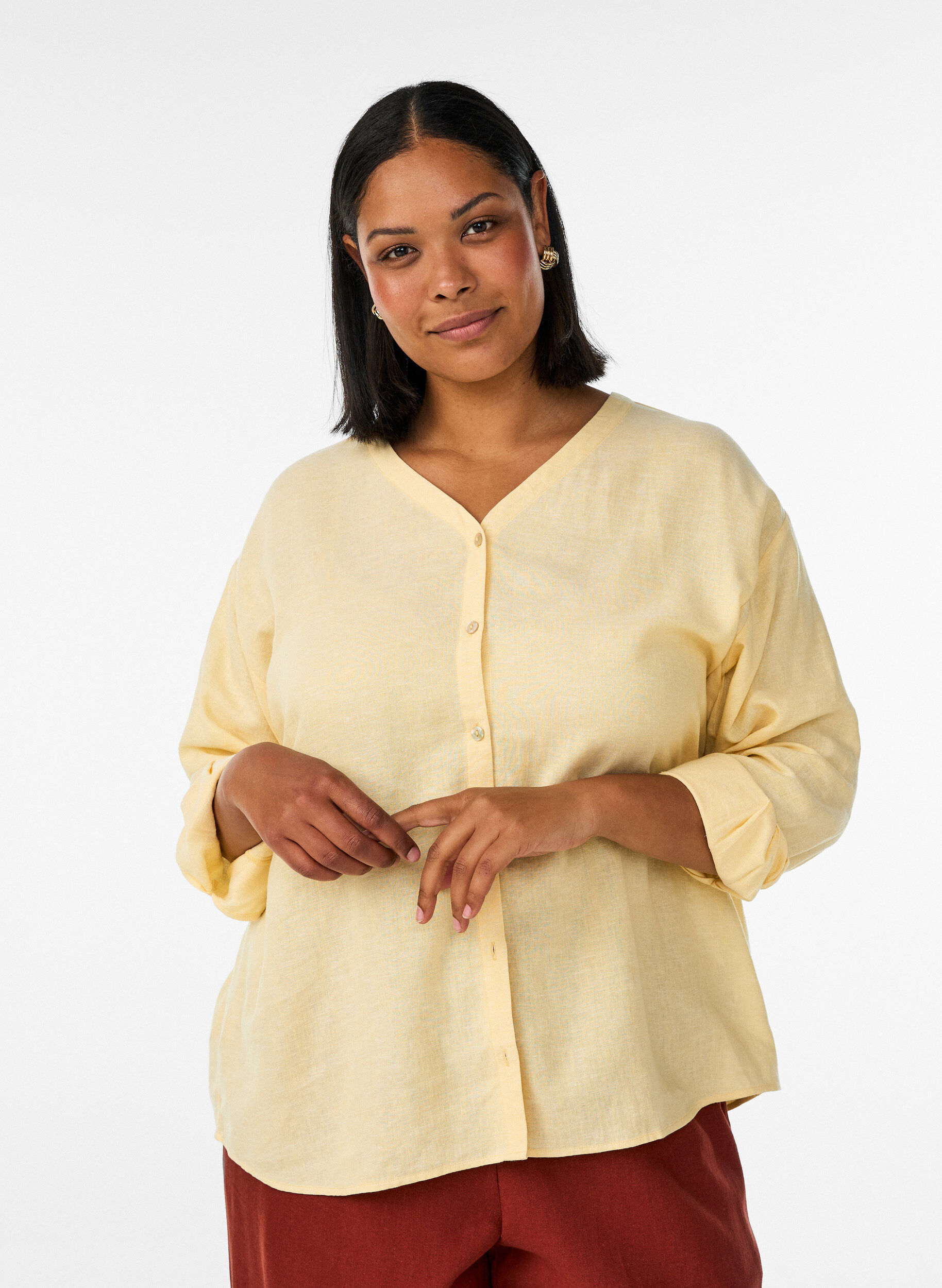 Blouse in linen and viscose with V-neck, Yellow, Model