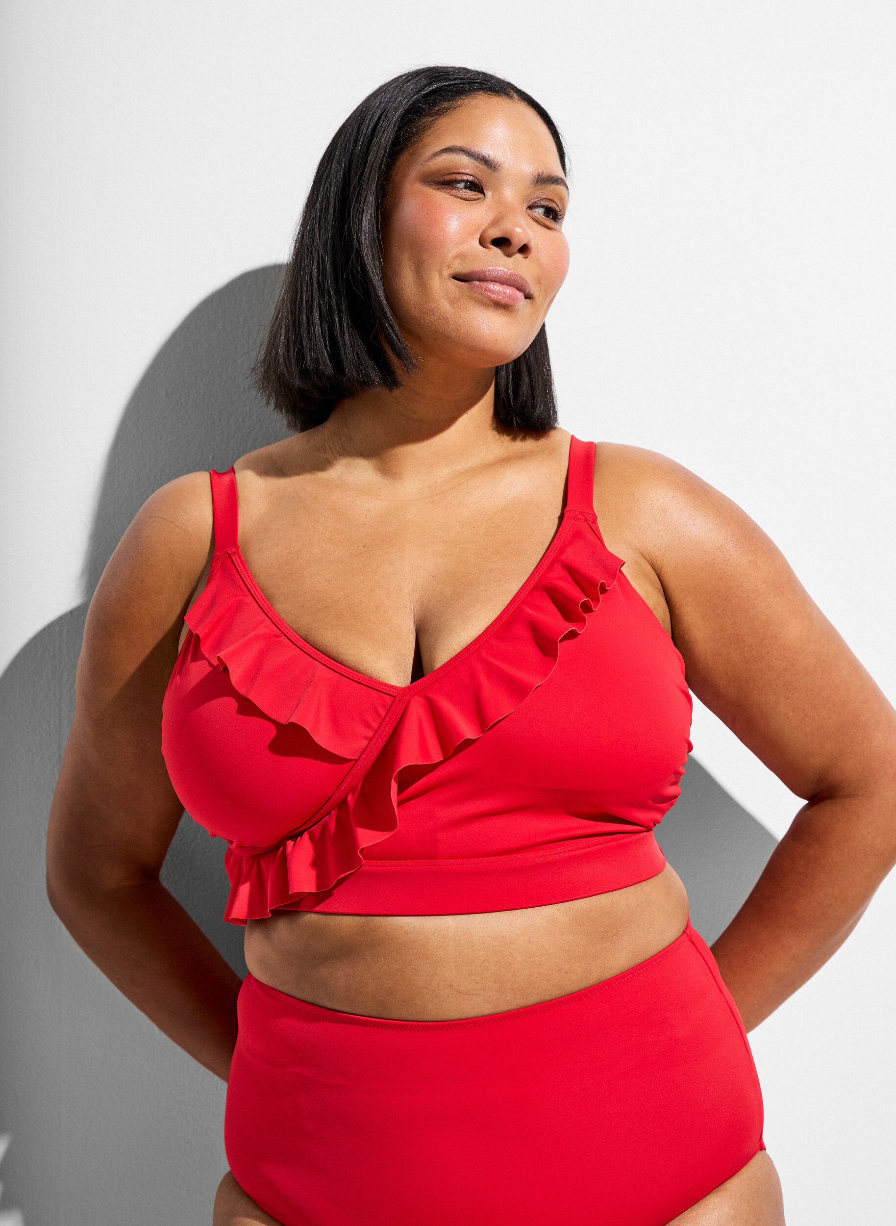 Zizzifashion Bikini top with ruffles and removable pads, Red, Model image number 0