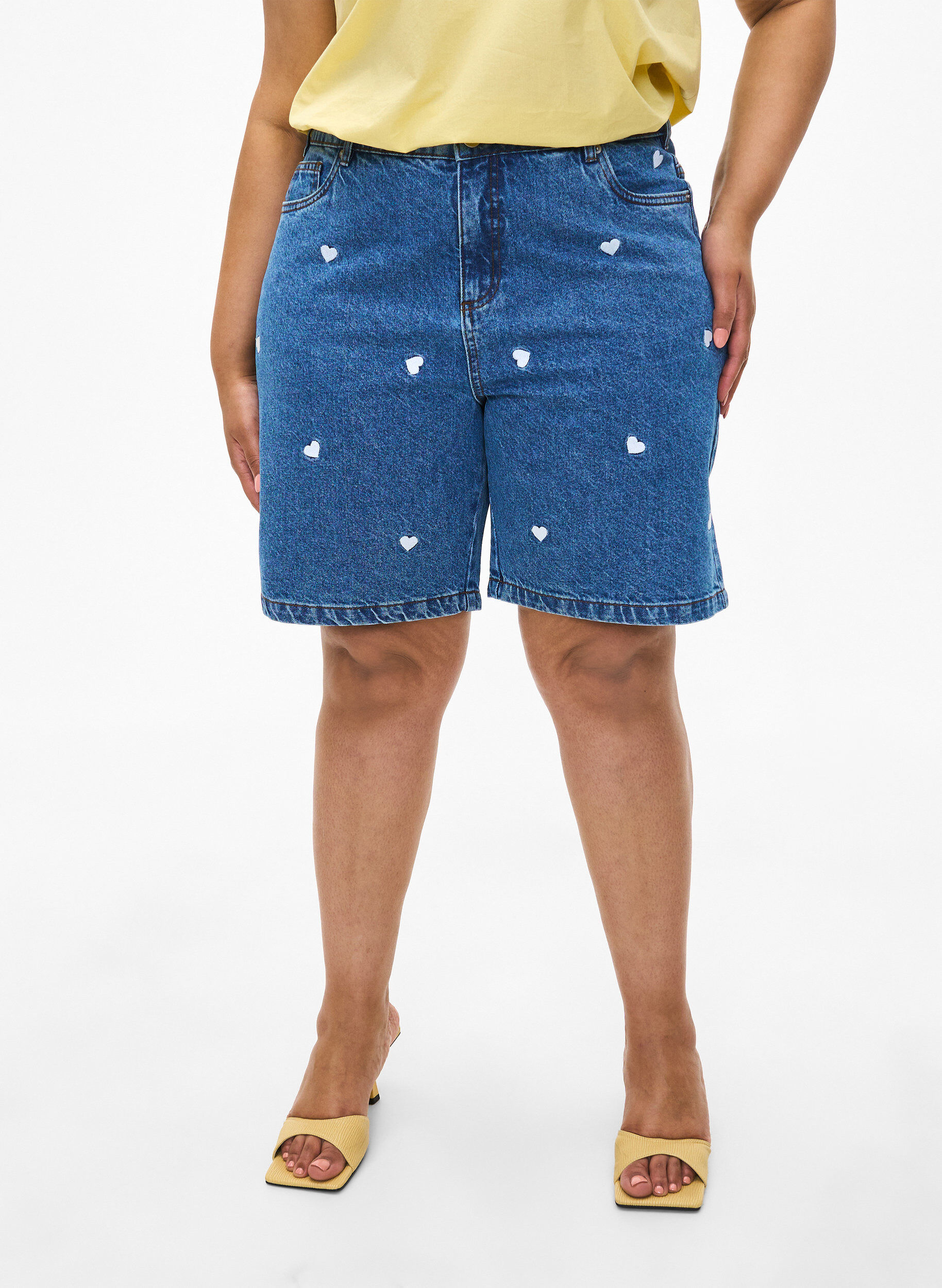 Zizzifashion High-waist denim shorts with embroidered hearts, Light Blue, Model image number 3