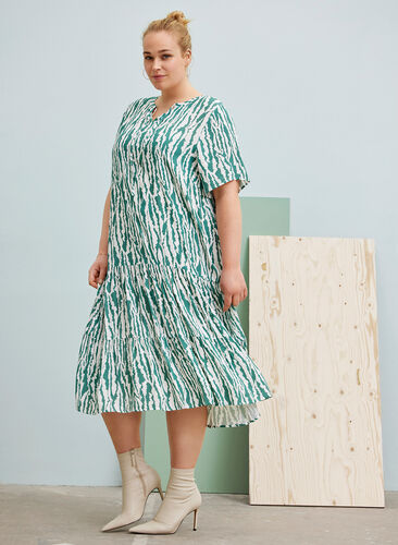 Short-sleeved viscose dress with print, Green Animal Print, Image image number 0