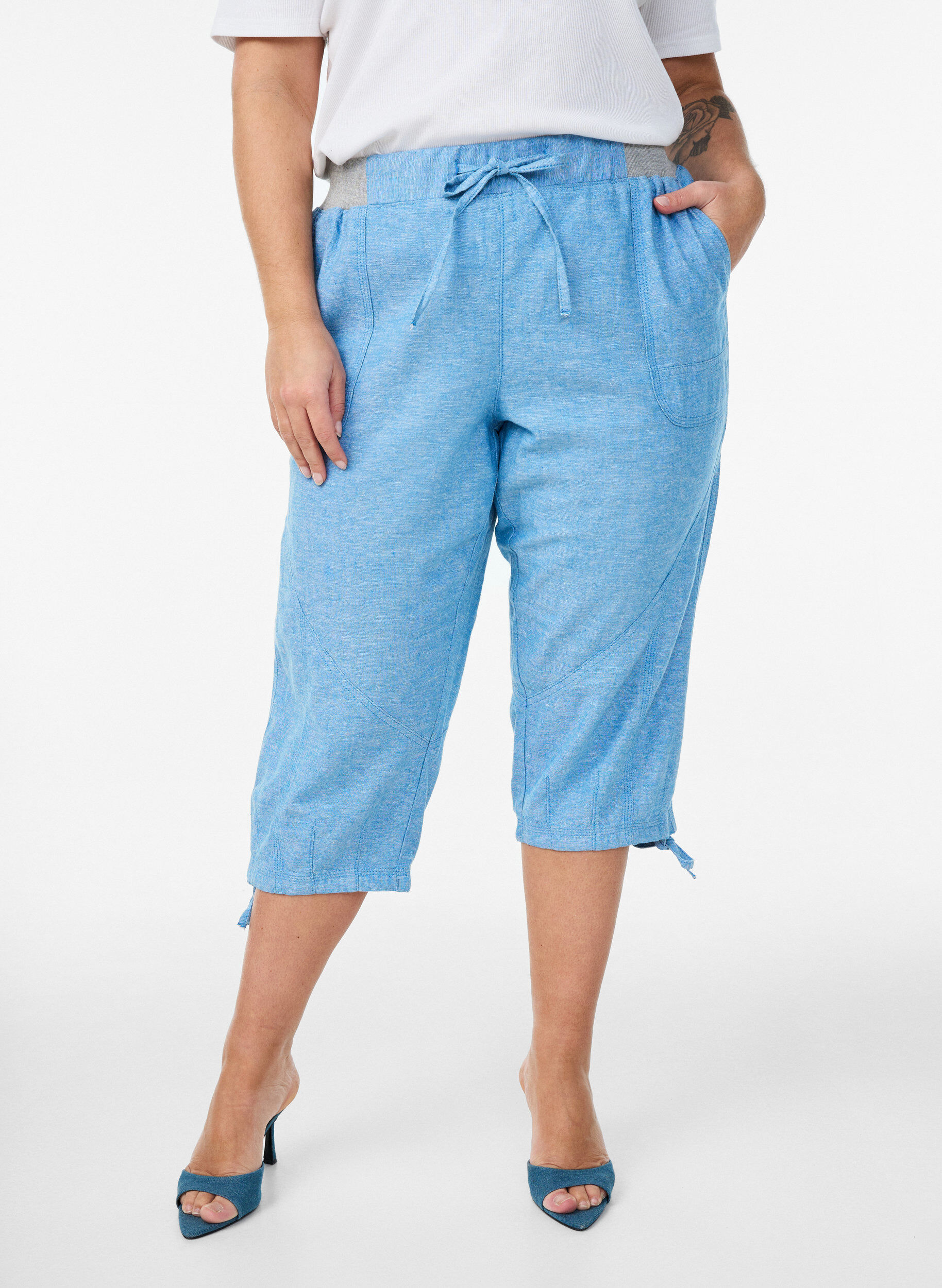 Zizzifashion Cotton and linen Capri trousers with an elasticated waist and tie-string, Blue, Model image number 2