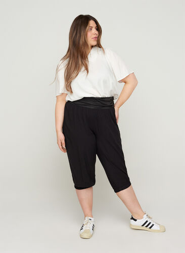 Loose 3/4-length trousers in viscose, Black, Model image number 0
