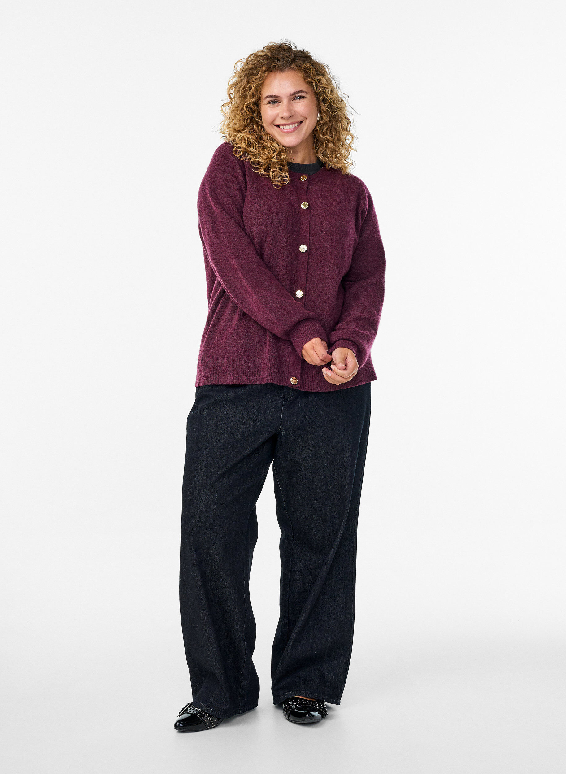 Zizzifashion Cardigan in soft knit with gold-coloured buttons, Dark Bordeaux, Model image number 1