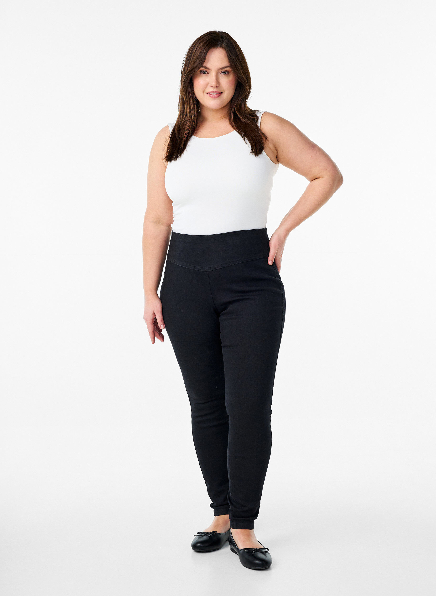 Stretchy jeggings with a high waist, Black, Model