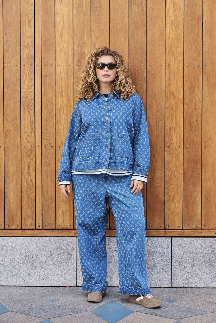 Relaxed blue denim style, , Model