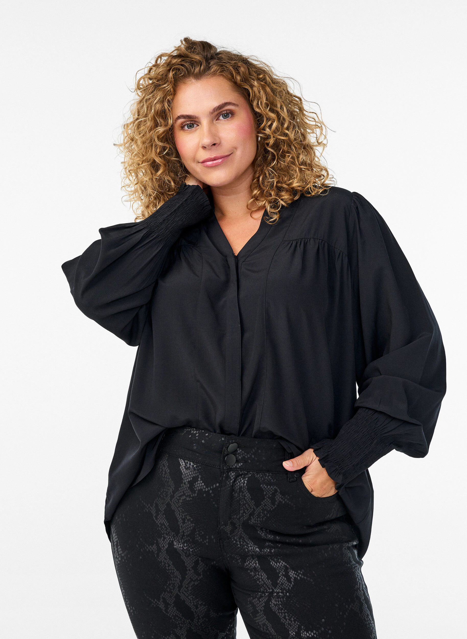 Blouse with ruffle collar and ruching, Black, Model