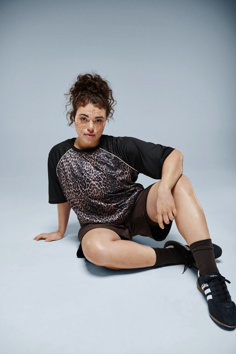 Training shirt with leopard print, , Model