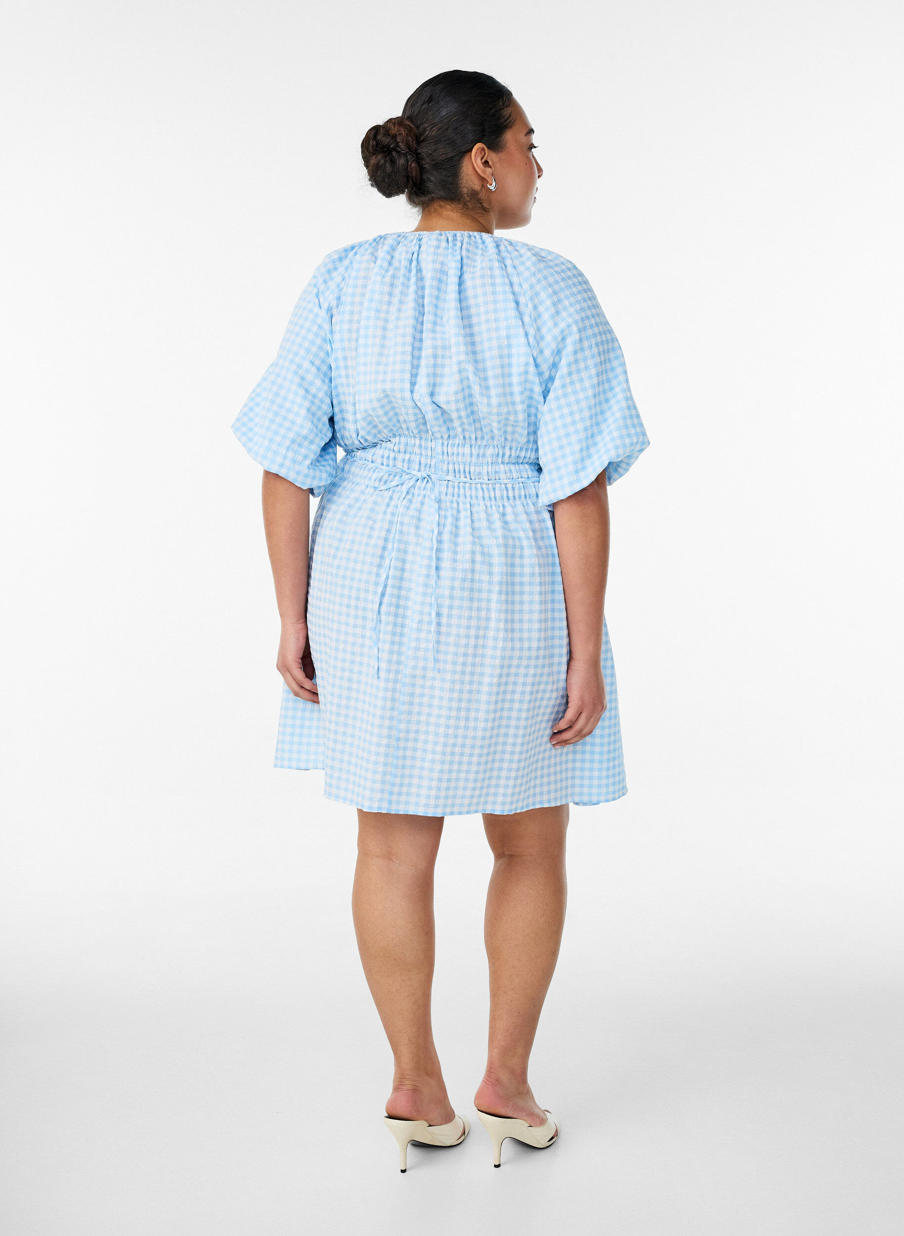 Zizzifashion Short small check dress with balloon sleeves, Light Blue, Model image number 2