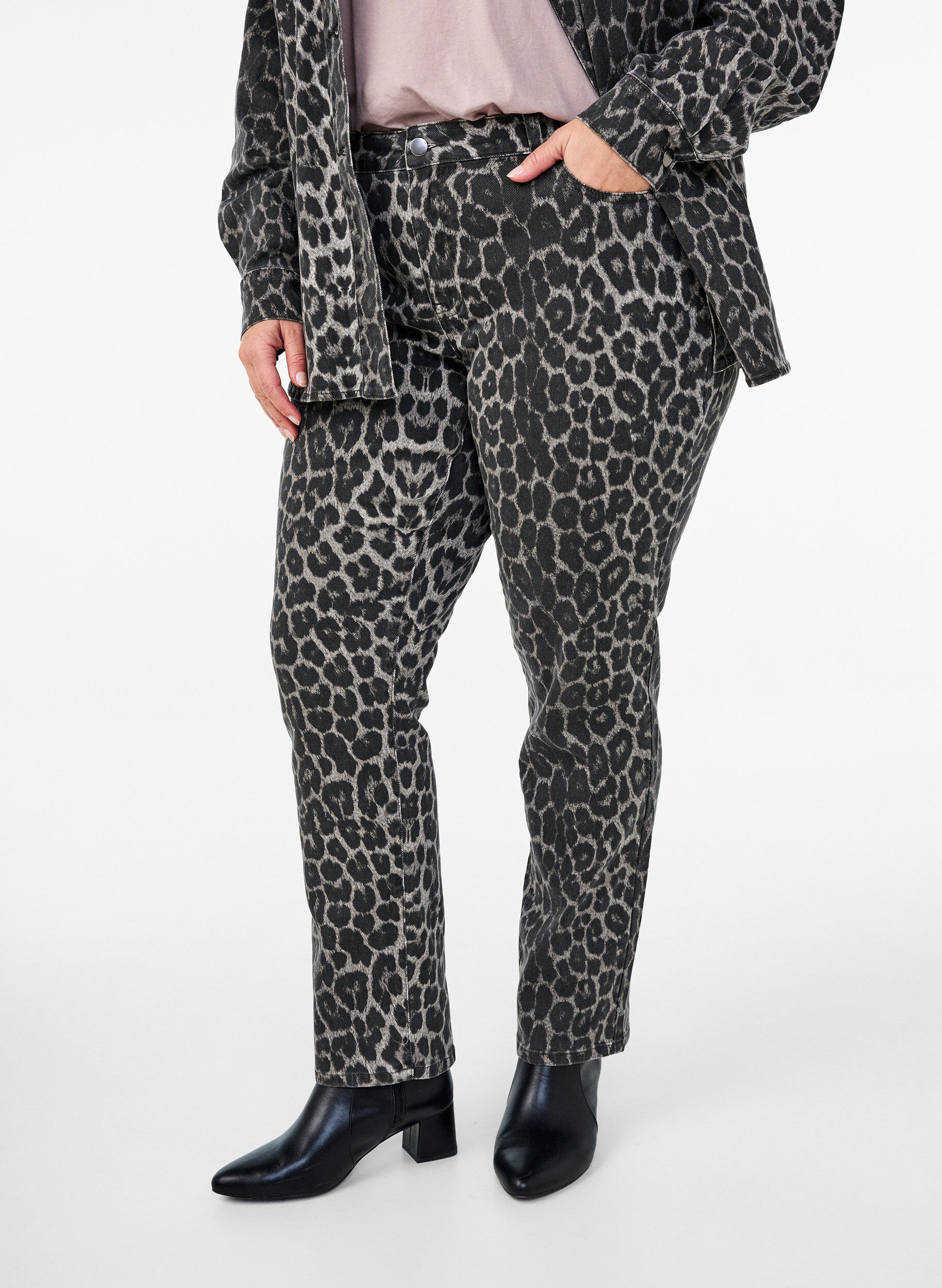Zizzifashion Emily jeans with leopard print, Dark Grey, Model image number 2