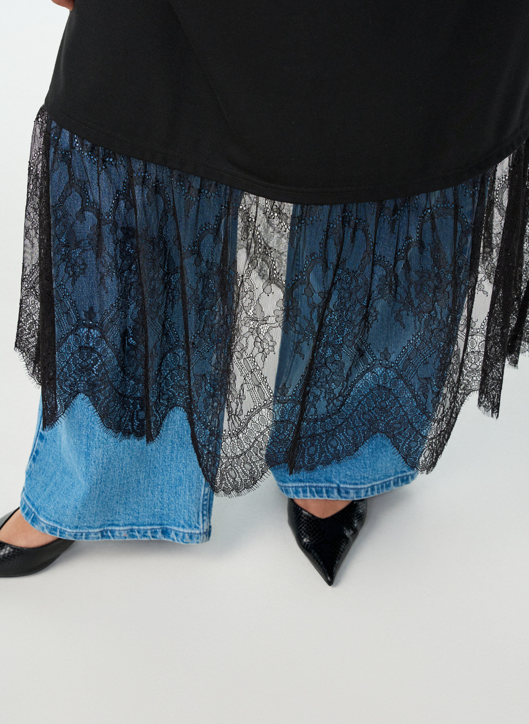 Zizzifashion Jersey T-shirt dress with a lace layer, Black, Model image number 2