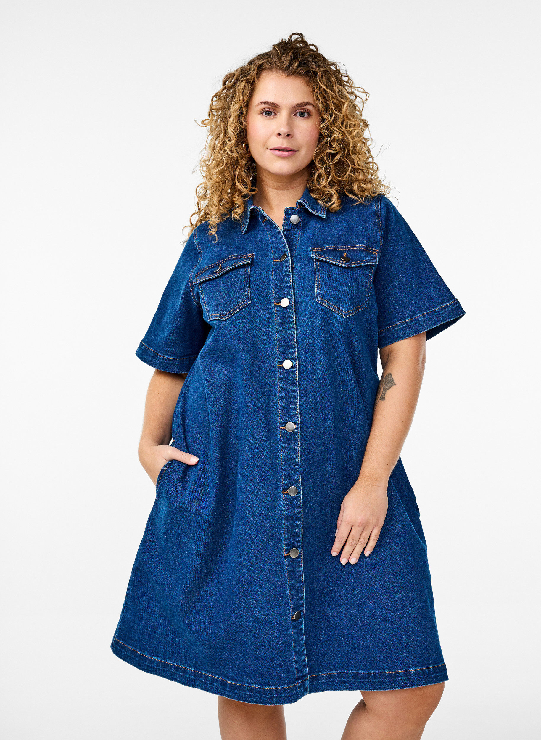 Denim dress with buttons and short sleeves, Blue, Model