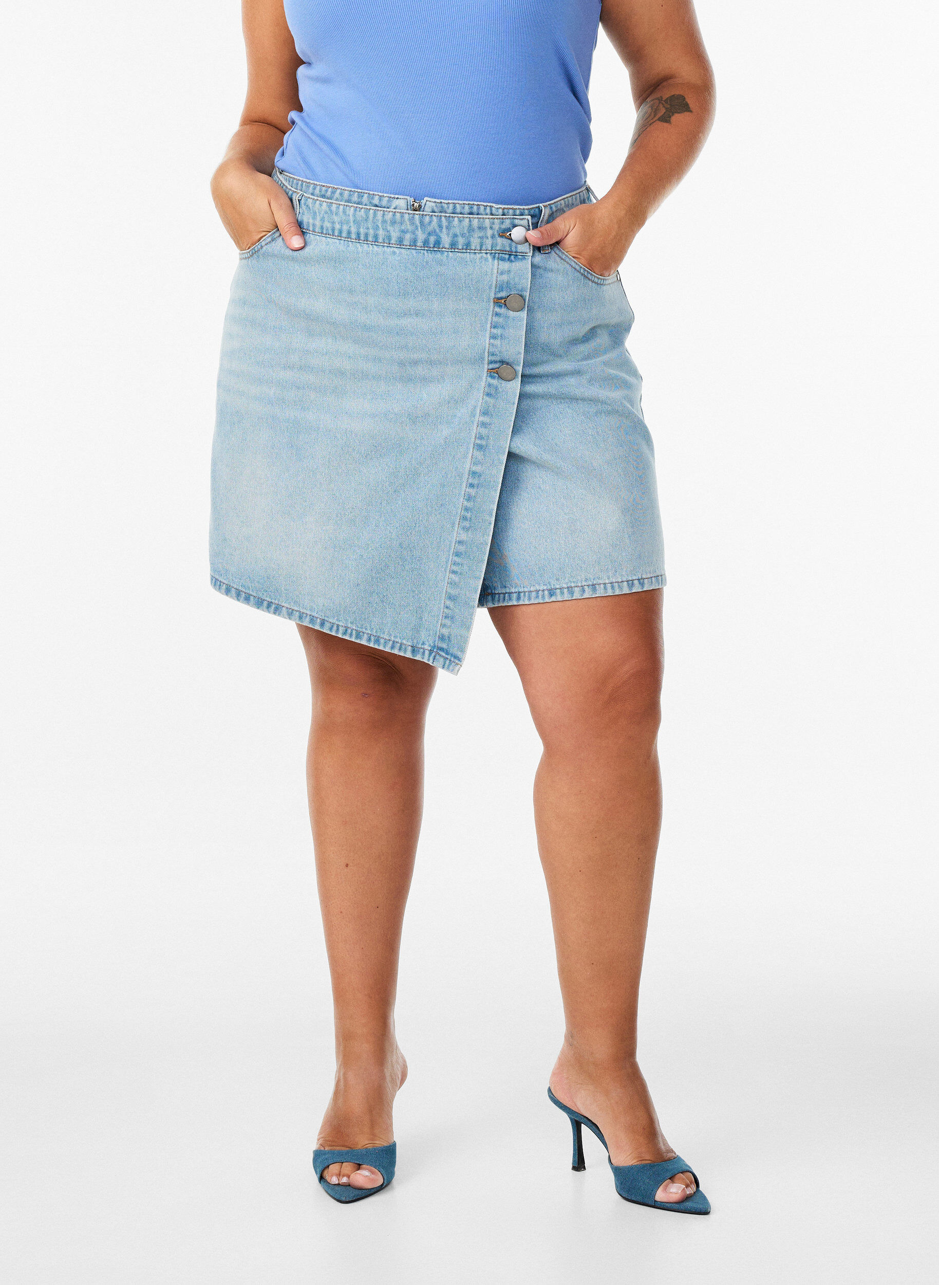 Zizzifashion Denim skorts with a wrap-over effect and high waist, Light Blue, Model image number 3