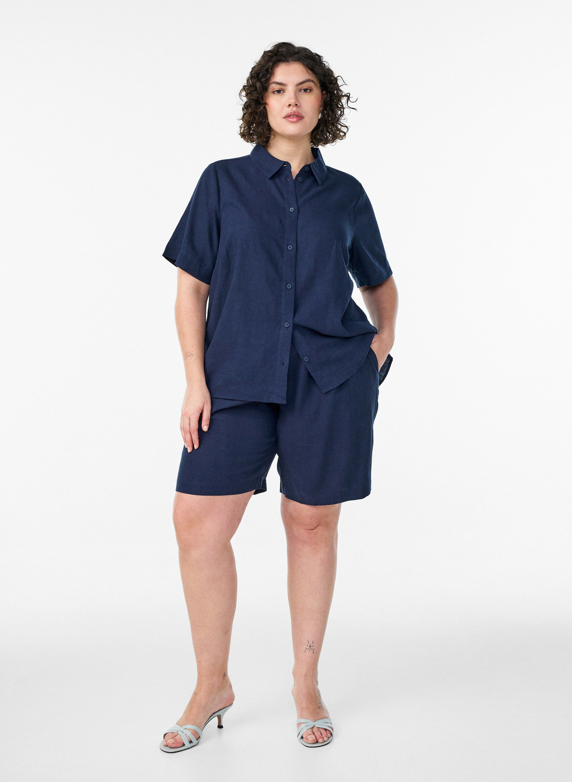 Zizzifashion High-waisted linen and viscose shorts, Blue, Model image number 1