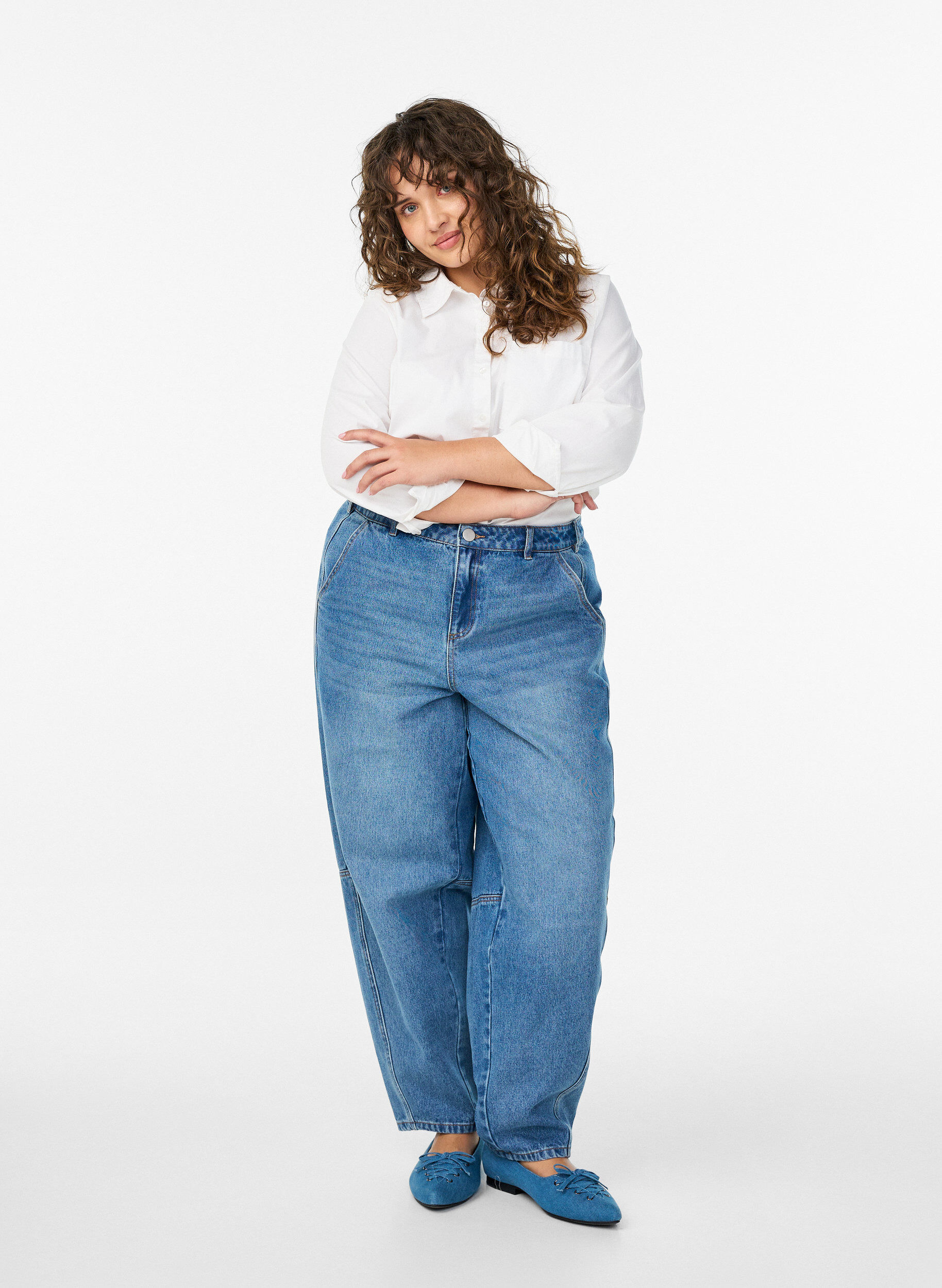 High-waisted barrel jeans, Blue, Model