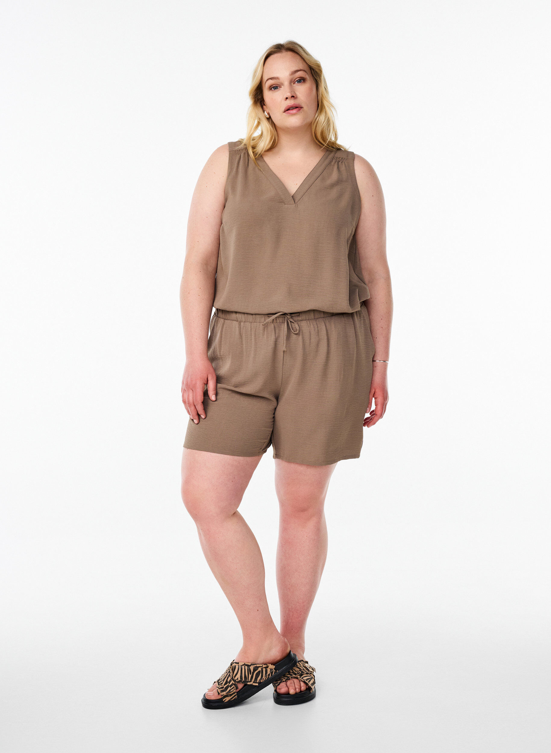 Zizzifashion Shorts with pockets and elastic waistband, Brown, Model image number 1