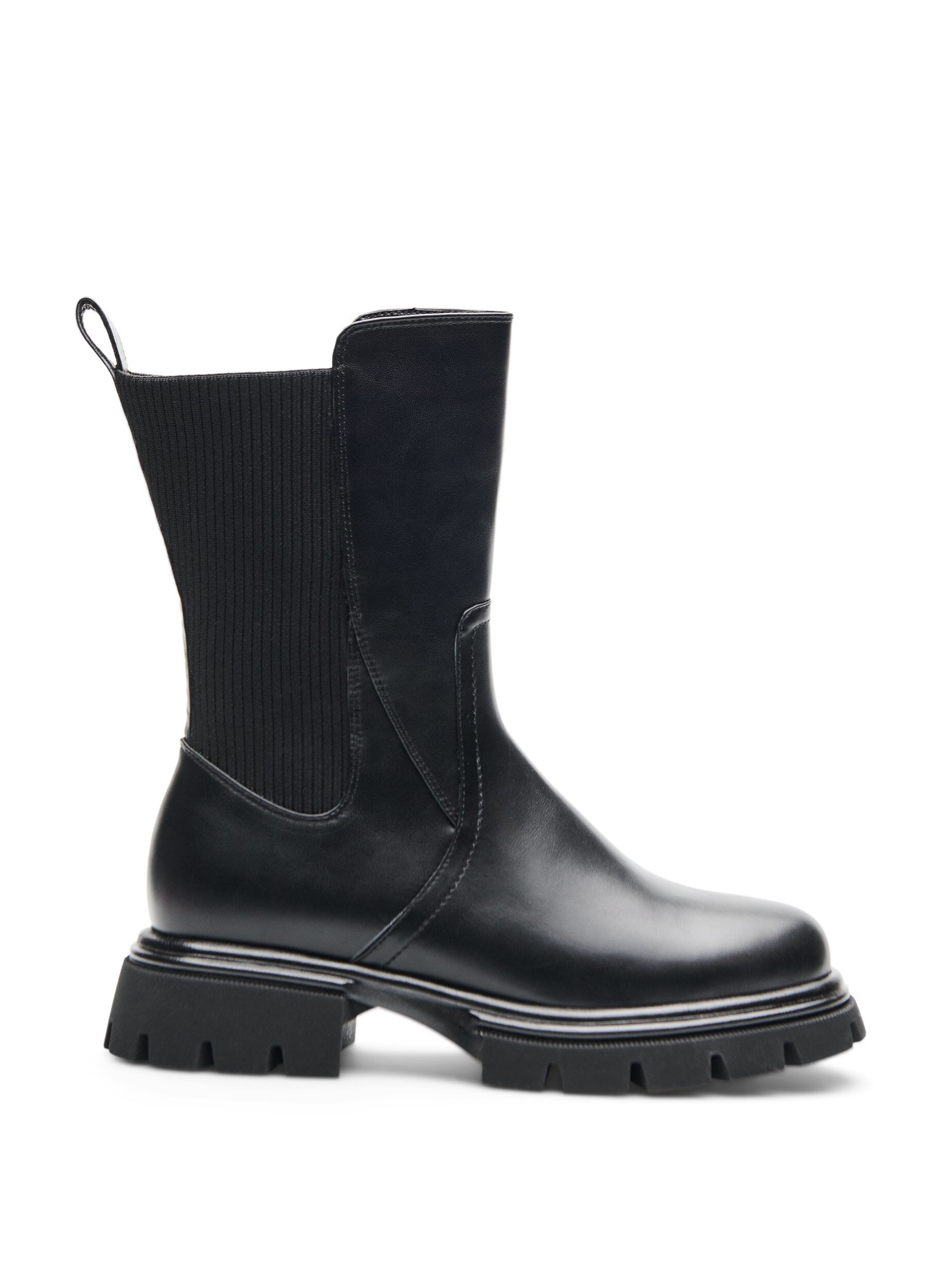 Chelsea boot with a chunky sole and ribbed panels