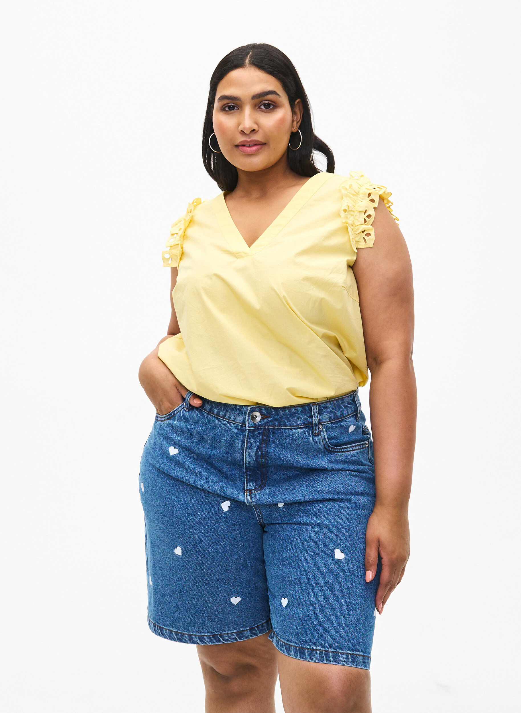 Zizzifashion High-waist denim shorts with embroidered hearts, Light Blue, Model image number 0