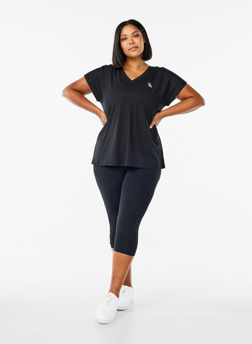 Loose training t-shirt with v-neck, Black, Model