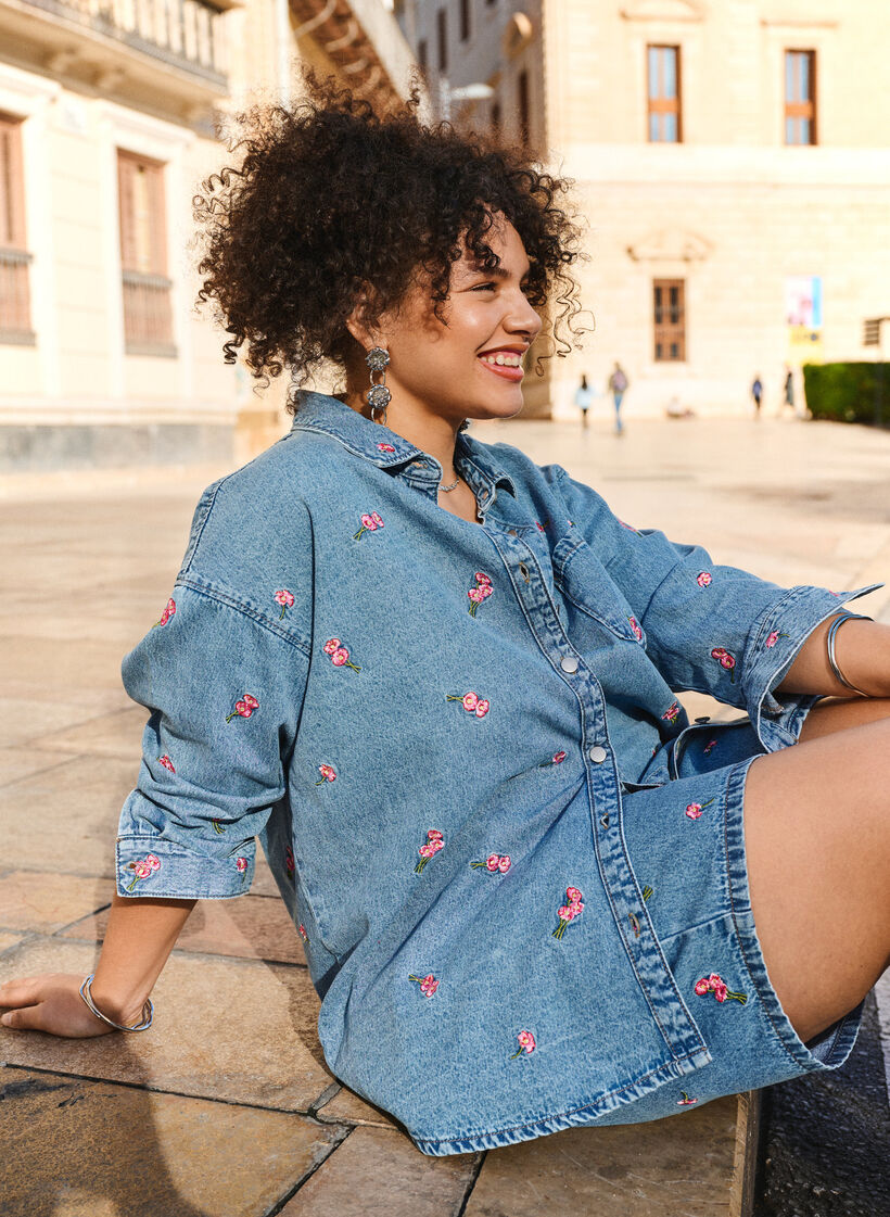Denim shorts with embroidered flowers, Light Blue, Image image number 0
