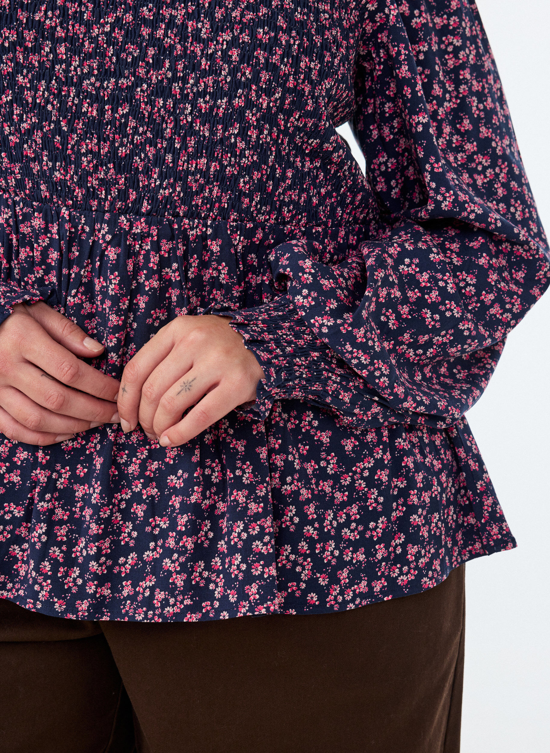 ZizzifashionBlouse with smocked top and floral print, Blue, Model image number 3