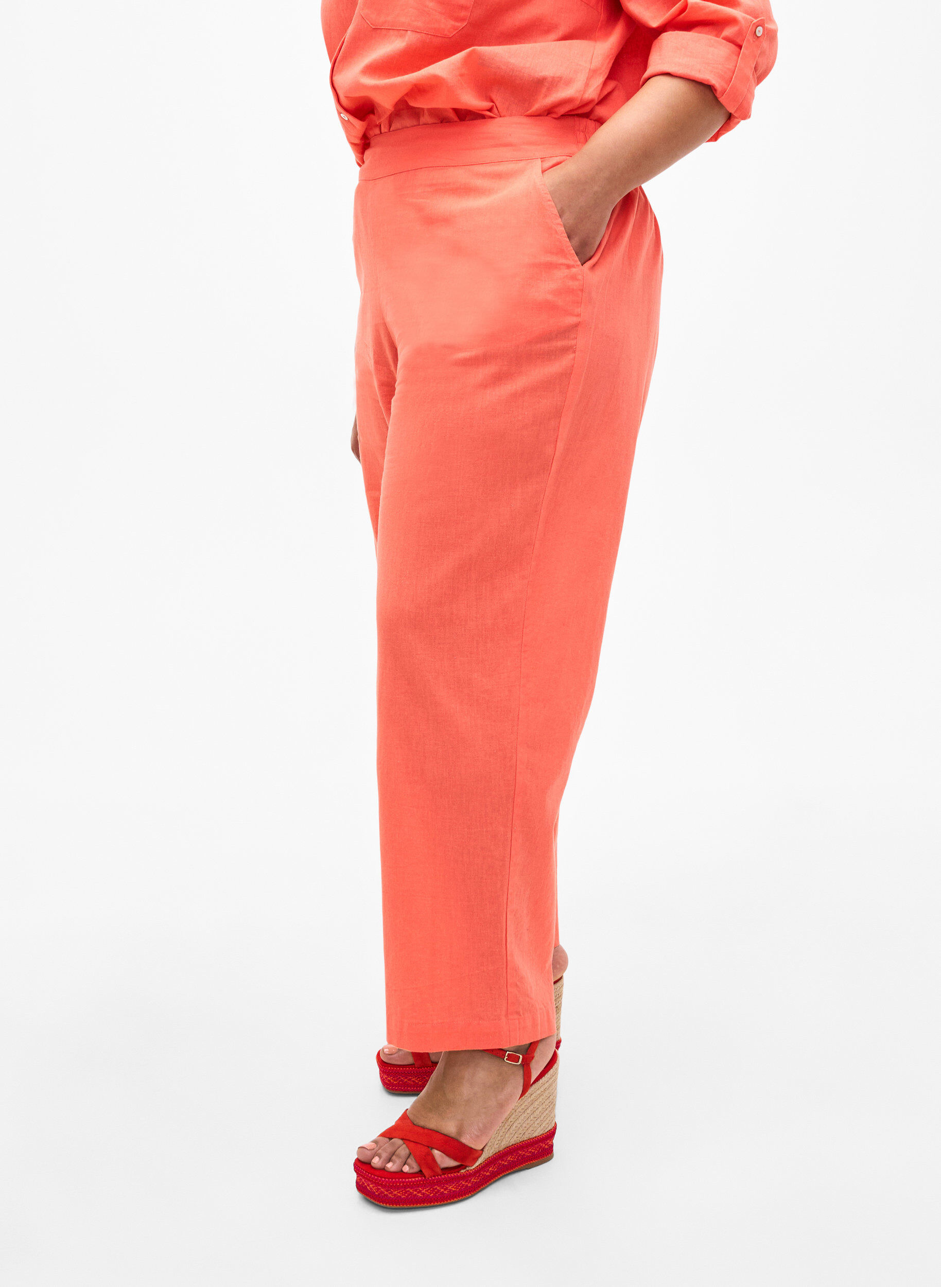 Zizzifashion Loose pants in linen-cotton blend, Living Coral, Model image number 2