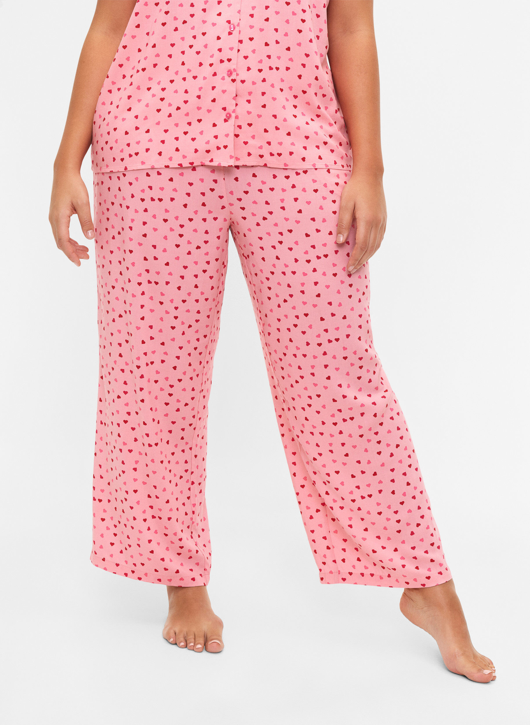 Zizzifashion Loose viscose pyjama bottoms with print, Pink Icing W. hearts, Model image number 2