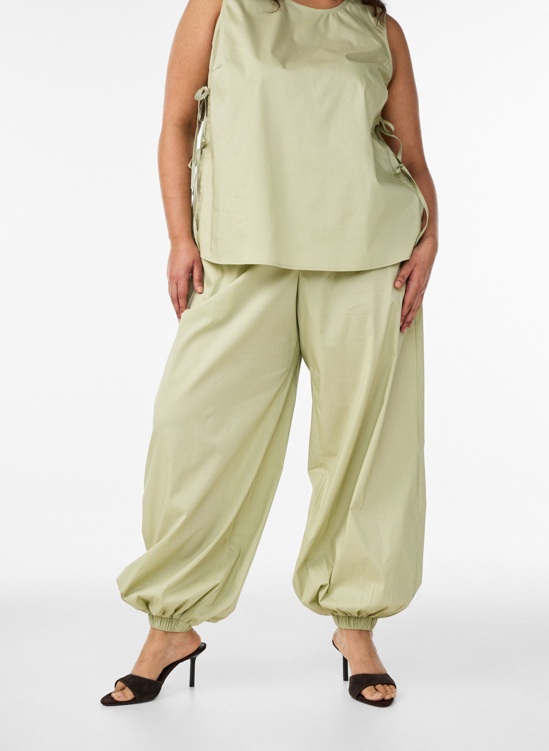 Zizzifashion High-waisted balloon trousers with an elasticated waistband, Green, Model image number 2
