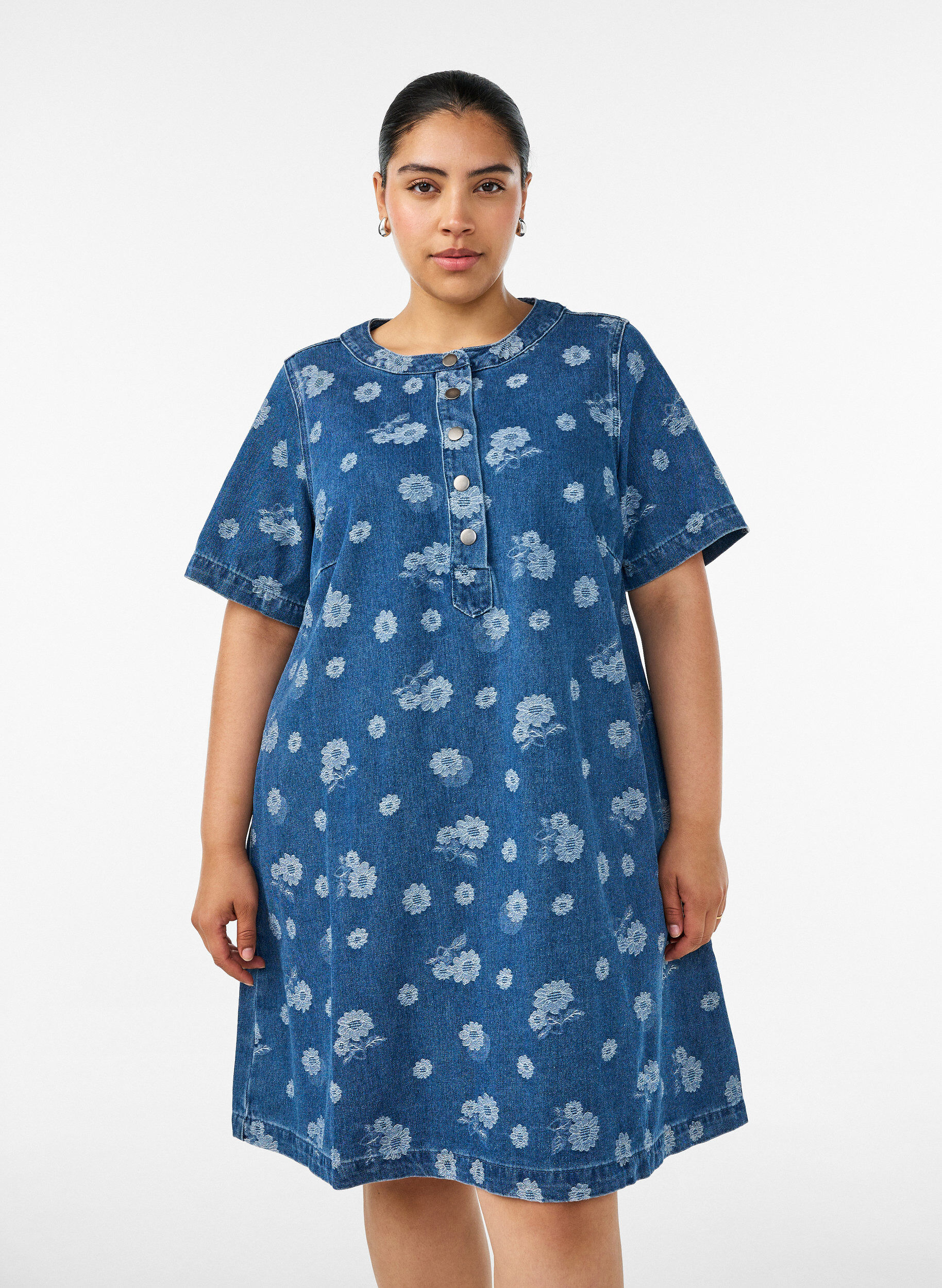 A-line denim dress with floral pattern, Blue, Model