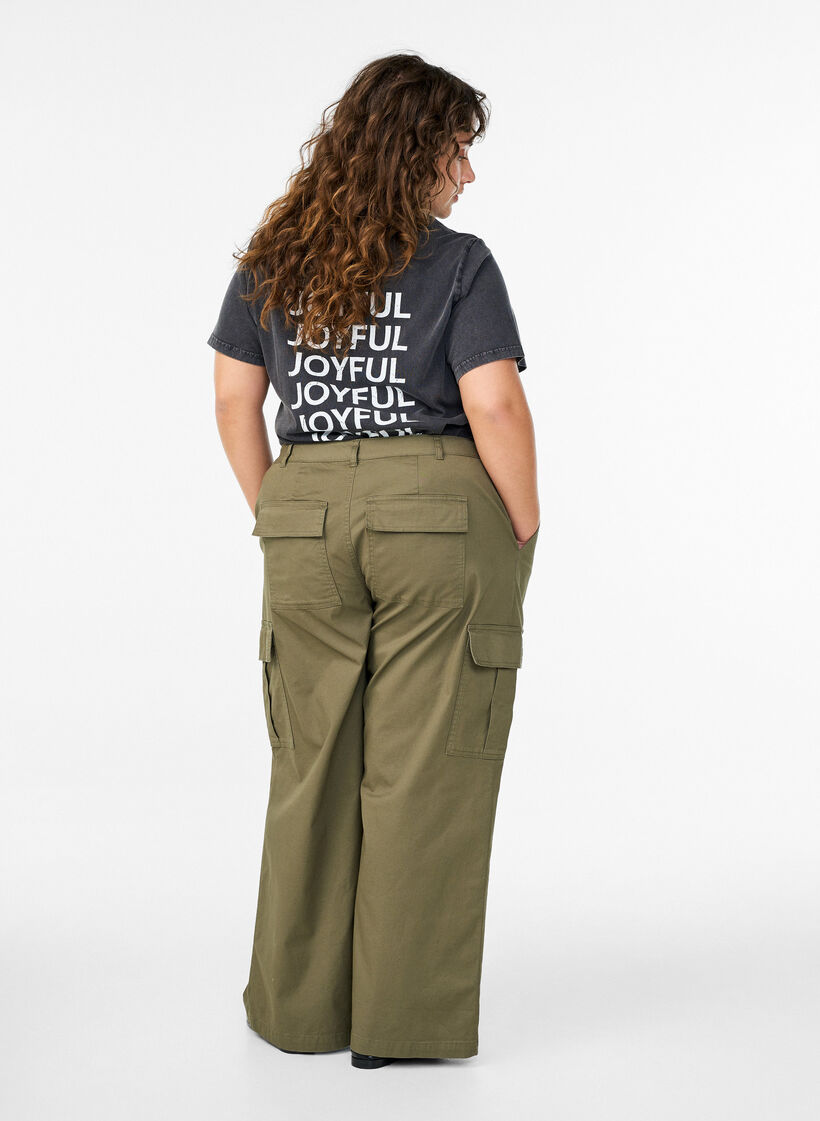 Wide-leg cargo trousers with a high waist, Green, Model