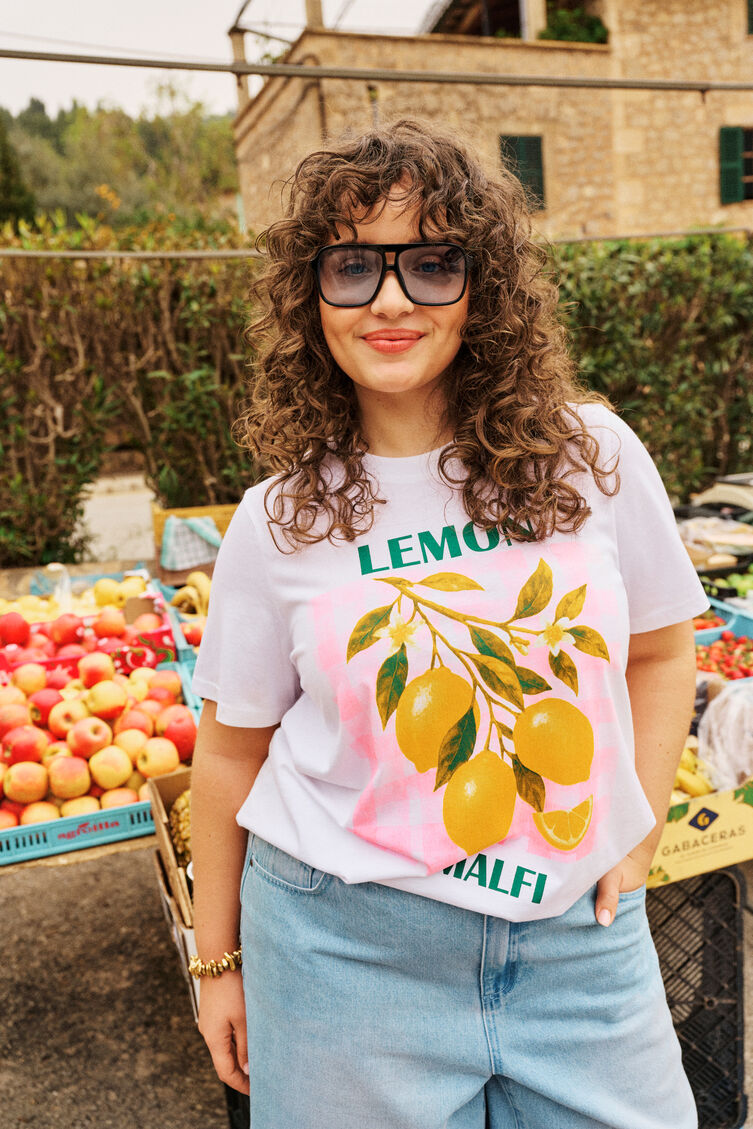 Fresh Mediterranean vibe in denim, , Model