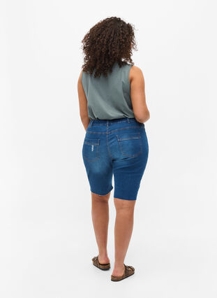 Denim shorts with pockets and a raw-cut hem, Blue denim, Model image number 1
